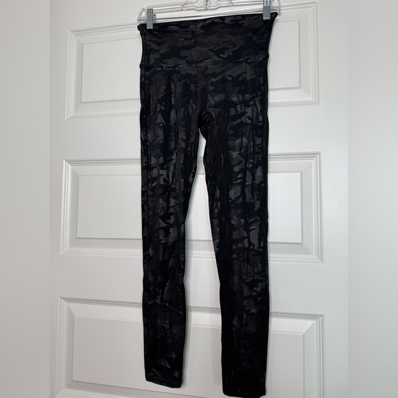 SPANX Pants - SPANX black camo leggings